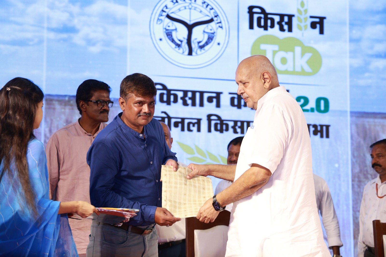 Agriculture Minister Surya Pratap Shahi presenting the Krishi Veer award to Dr. Avinash Kumar